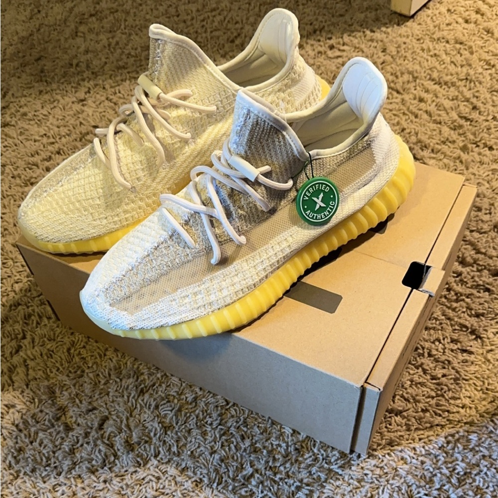 BRAND NEW AUTHENTIC Yeezy 350 V2! **Mens size 13**